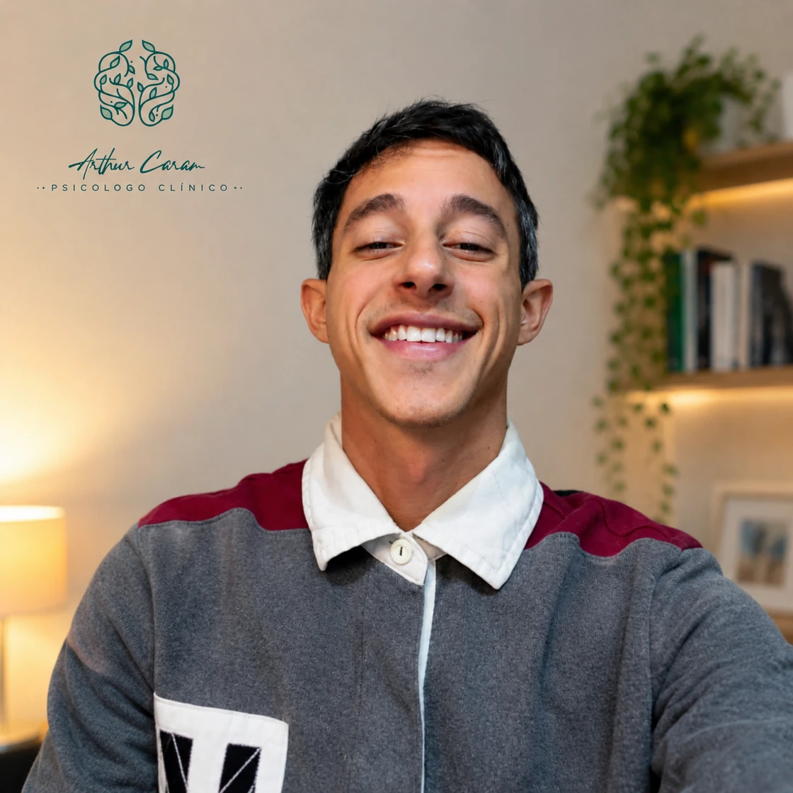 Arthur Caram sorrindo, em seu retrato de fundo claro